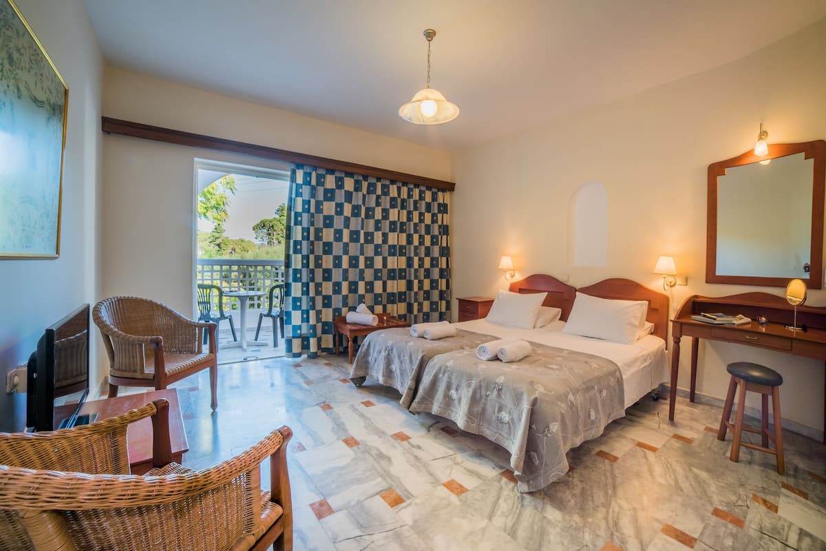 in-room safe, iron/ironing board