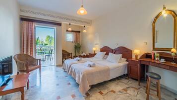 Caja de seguridad en la habitación y tabla de planchar con plancha