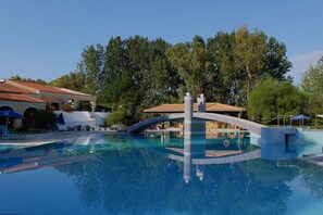 Outdoor pool, pool umbrellas, sun loungers - Ilaria Hotel (Zakynthos)