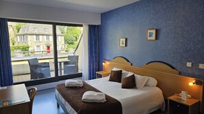 Minibar, escritorio, cortinas blackout y tabla de planchar con plancha 