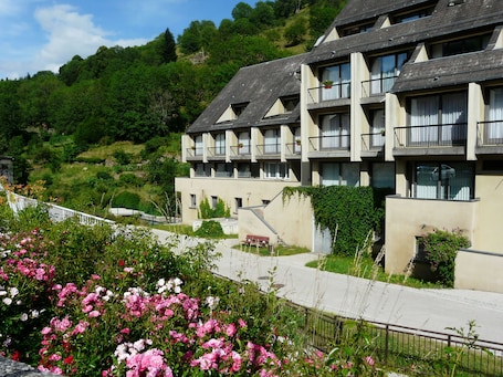 Fachada de la propiedad. Brit Hotel du Ban