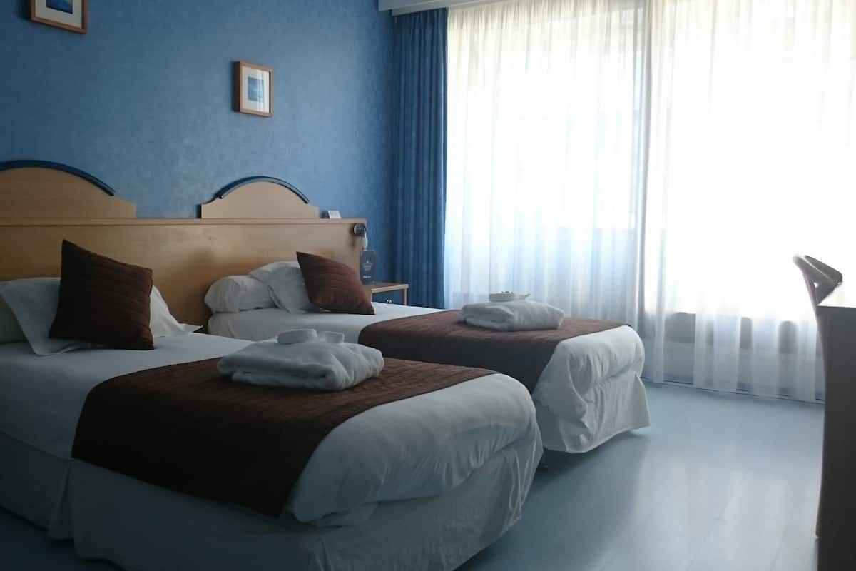 Tomannsrom – standard | Minibar, skrivebord, blendingsgardiner og strykejern/-brett