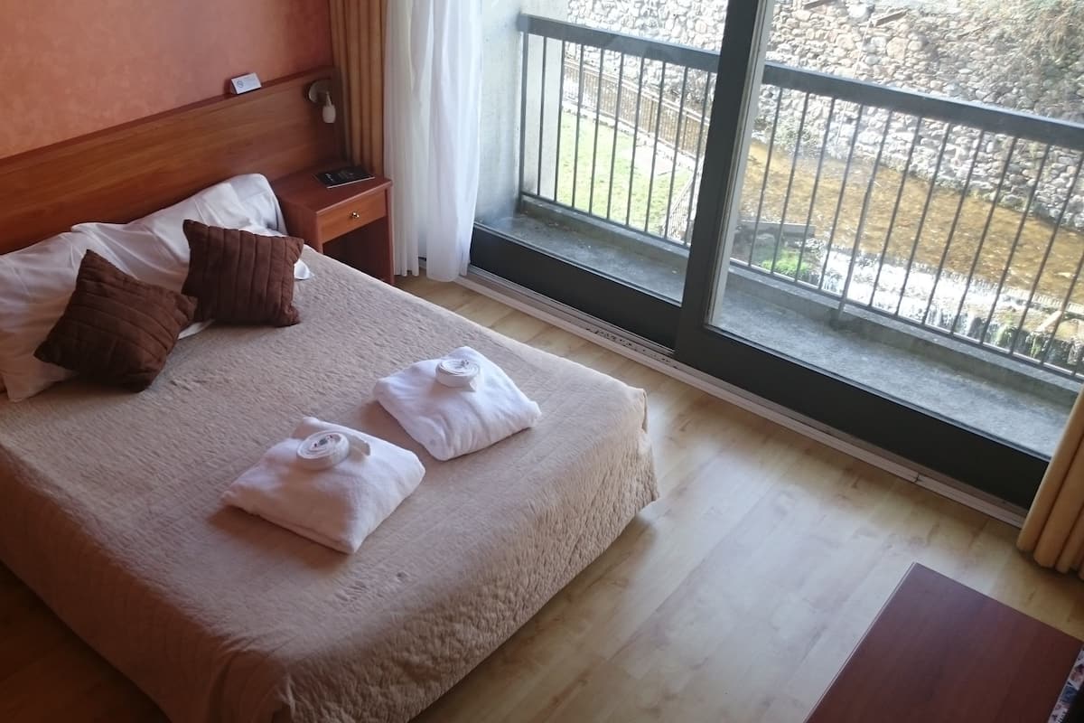 Tweepersoonskamer | Een minibar, een bureau, verduisterende gordijnen