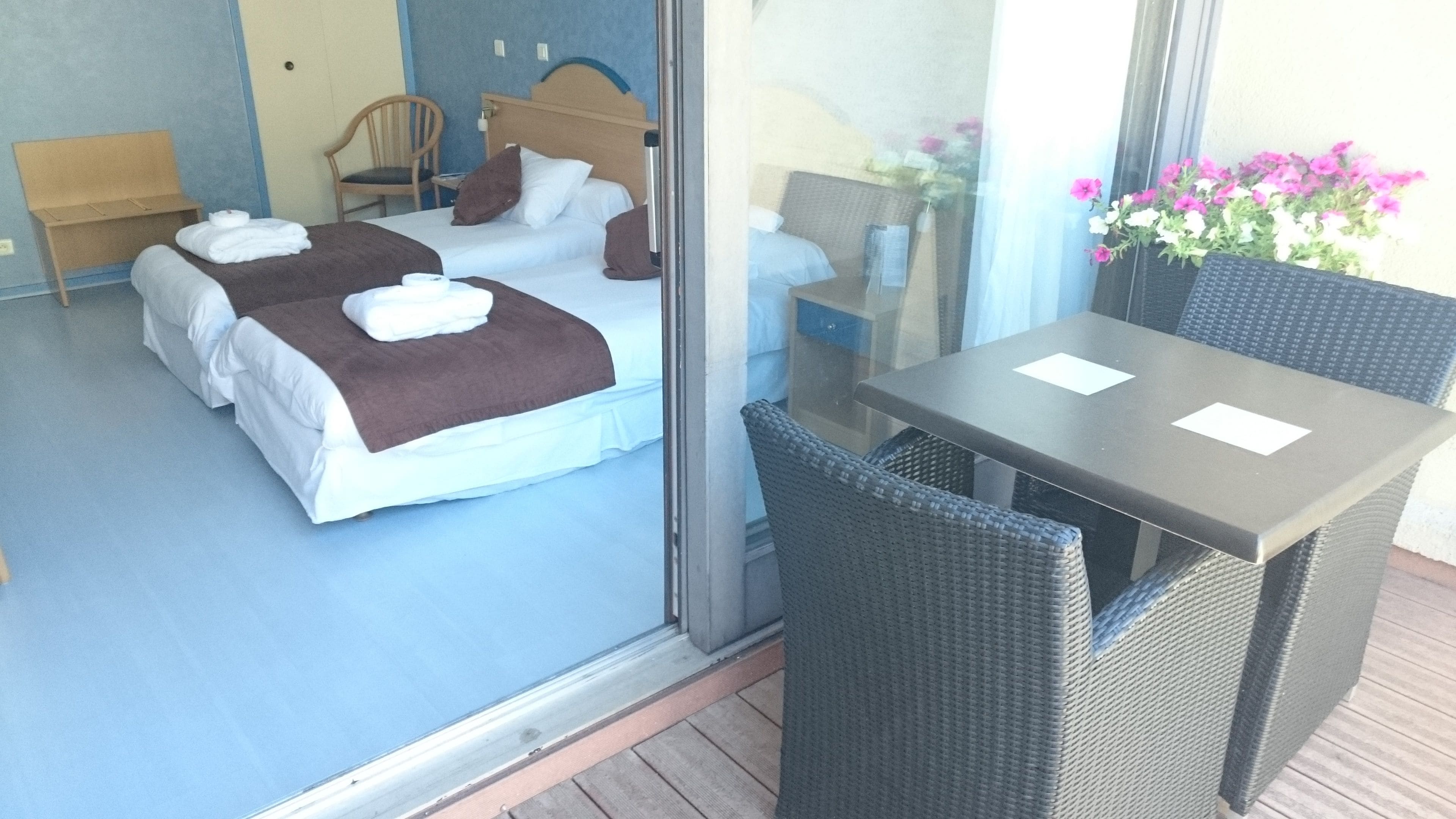 Standaard Twin kamer, terras | Een minibar, een bureau, verduisterende gordijnen