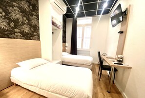 Twin Room | Desk, laptop workspace, blackout curtains, soundproofing - Hotel de Bordeaux (Toulouse)
