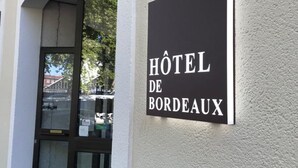Een bord met de tekst 'Hôtel de Bordeaux' op een gevel.