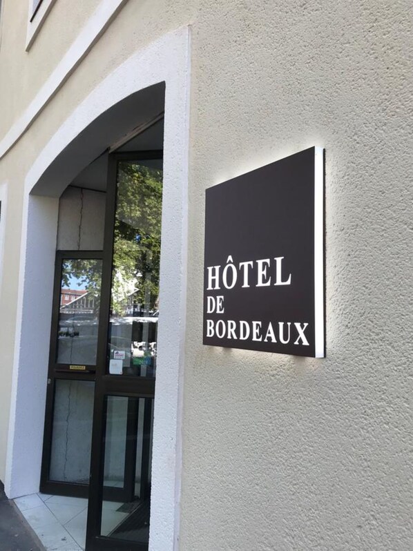 Un letrero que dice "Hôtel de Bordeaux" en la fachada de un edificio.