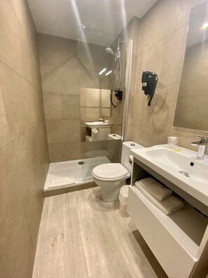 Quarto triplo | Banheiro | Produtos de toalete biodegradáveis, secador de cabelo, toalhas de banho 