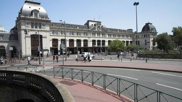 Un edificio grande e histórico con arquitectura clásica, incluyendo columnas y una cúpula.