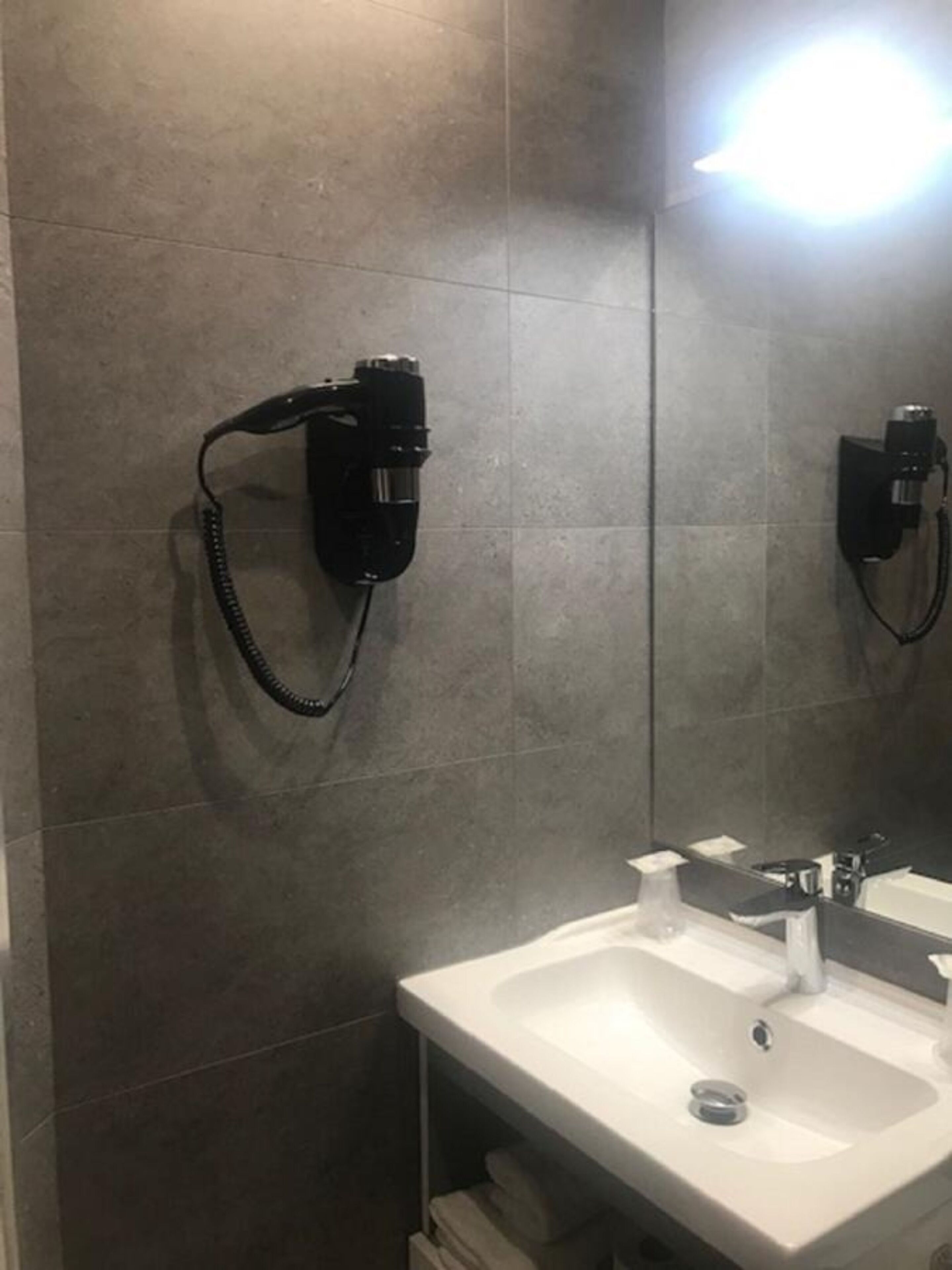 Articles de toilette écologiques, séchoir à cheveux, serviettes fournies