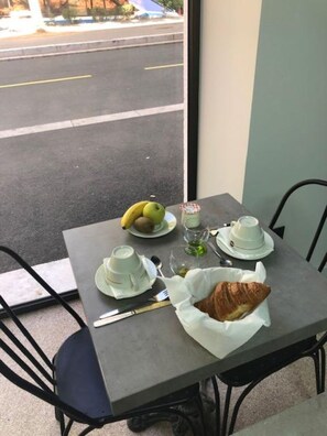 Petit déjeuner continental (9.50 EUR par personne)