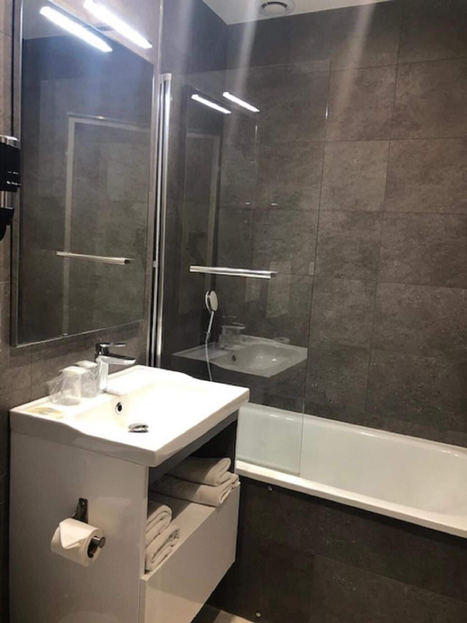 Triple Room | Bathroom | Eco-friendly toiletries, hair dryer, towels, soap