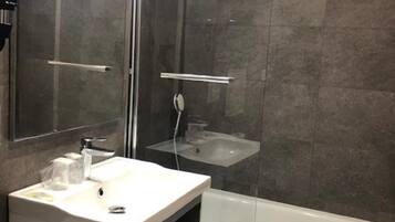 Triple Room | Bathroom | Eco-friendly toiletries, hair dryer, towels, soap