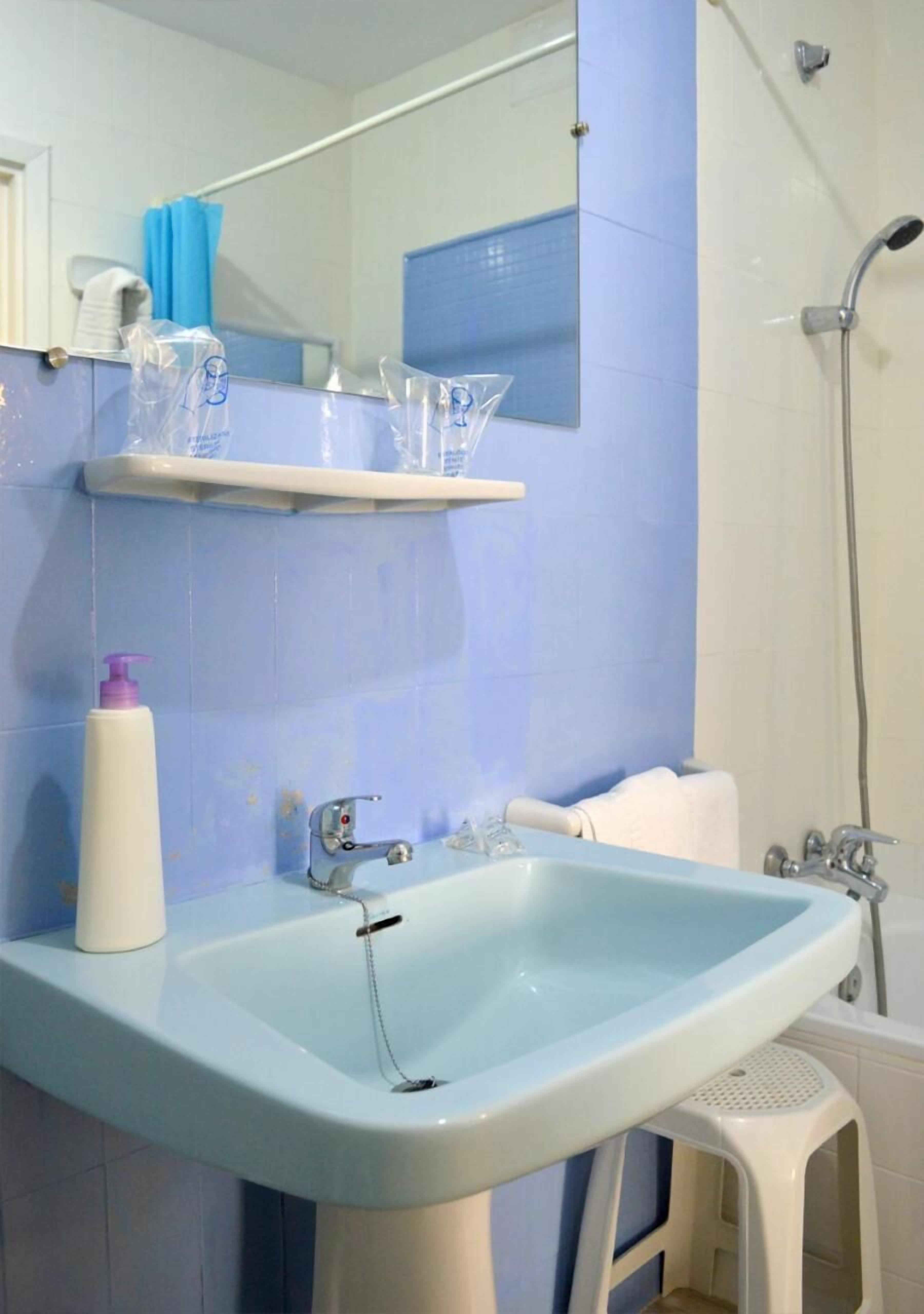 Kostenlose Toilettenartikel, Haartrockner, Handtücher