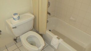 客房, 1 张特大床 | 浴室 | 淋浴/盆浴组合��、吹风机、毛巾