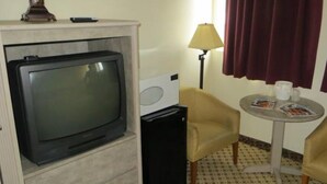 Double Room, 2 Double Beds | Room amenity - Amber Inn (Chicago)