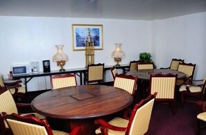 2 间餐厅，地方菜