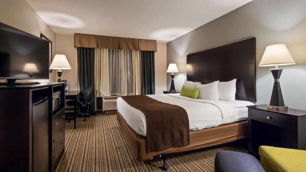 Premium bedding, pillowtop beds, desk, laptop workspace