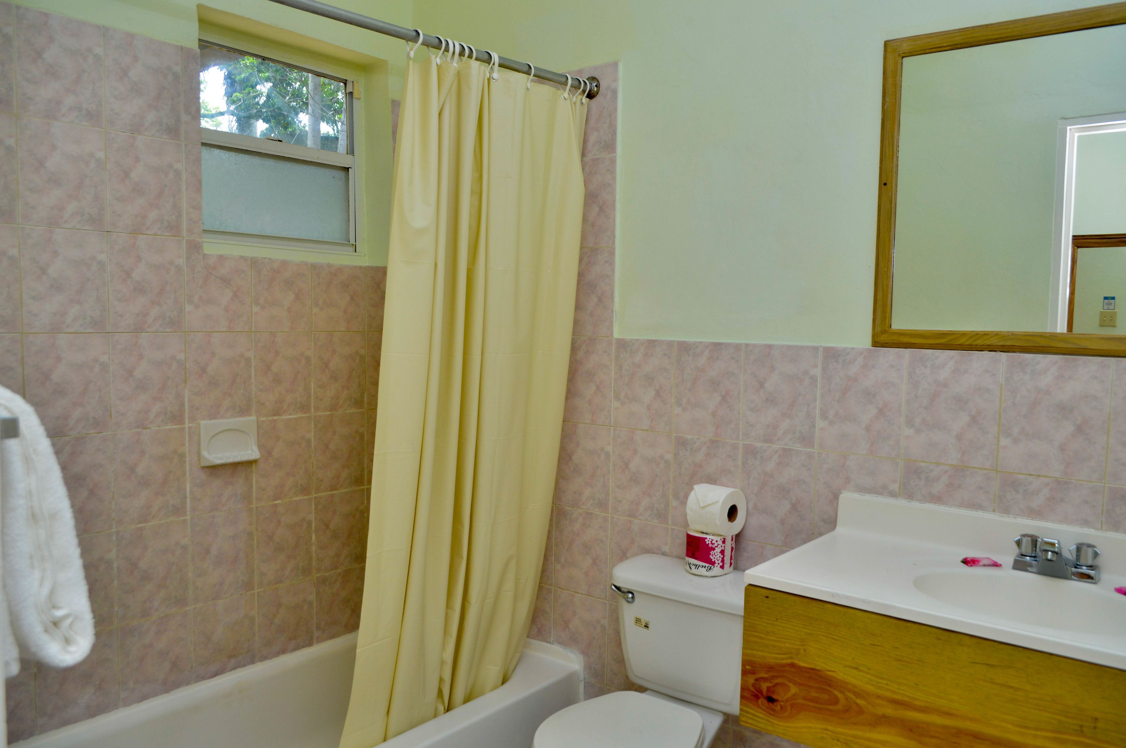 Un baño con bañera, inodoro y lavamanos.