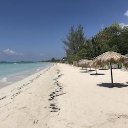 Sulla spiaggia, sabbia bianca, lettini da mare, ombrelloni