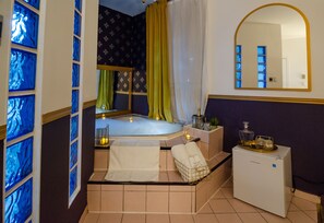 Deluxe Room, Jetted Tub | In-room safe, iron/ironing board, free WiFi, bed sheets - Hotel Dorion (Montreal)