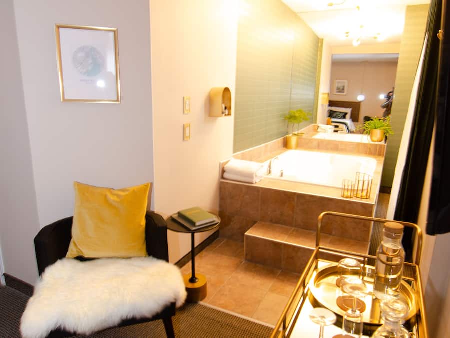 Quarto luxo, banheira de hidromassagem | Cofres nos quartos, ferros/tábuas de passar roupa, Wi-Fi de cortesia