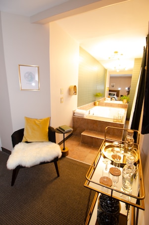 Caja de seguridad en la habitación y tabla de planchar con plancha