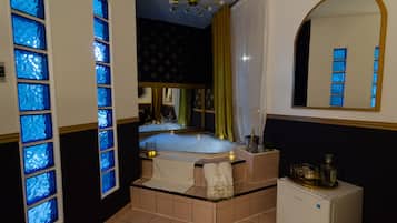 Phòng Deluxe, bồn tắm thủy lực | Két bảo mật tại phòng, bàn ủi/dụng cụ ủi quần áo