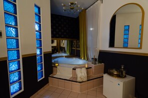 Deluxe-huone, poreamme | Tallelokero huoneessa, silitysrauta/-lauta, ilmainen Wi-Fi