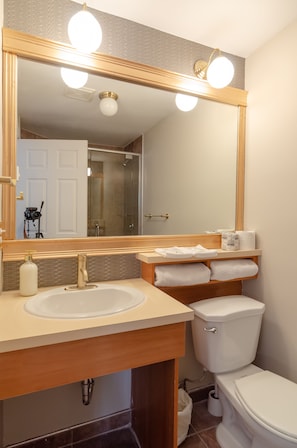 Deluxe Room, Jetted Tub | In-room safe, iron/ironing board, free WiFi, bed sheets - Hotel Dorion (Montreal)