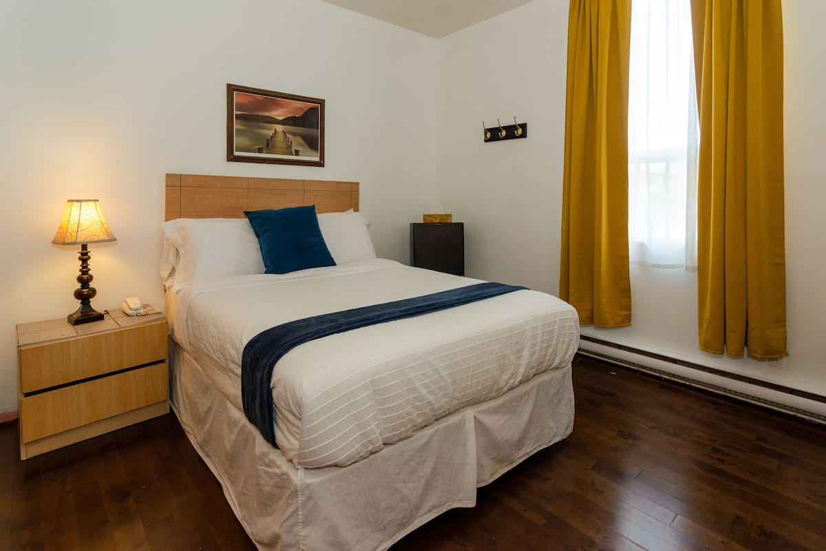 Camera Standard, 1 letto matrimoniale | Una cassaforte in camera, ferro/asse da stiro, Wi-Fi gratuito, lenzuola