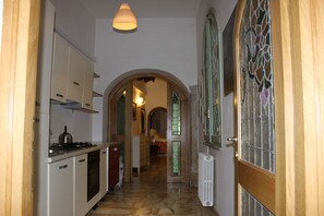 Grand réfrigérateur, micro-ondes, four, plaque de cuisson