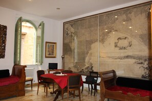 Flat-screen TV - Cecilia Suites Rome    (Rome)