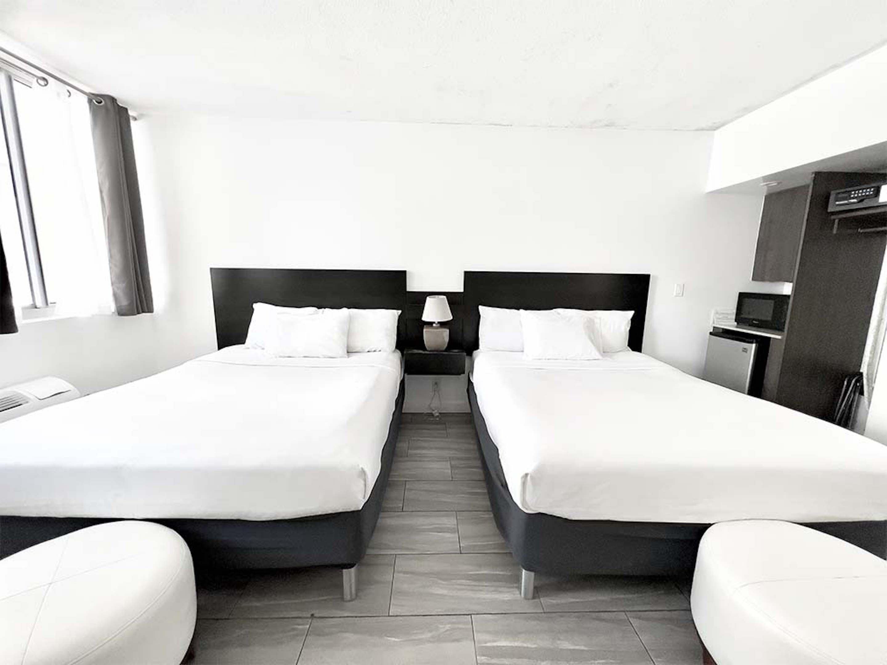 Estúdio, 2 camas Queen | Cofres nos quartos, individualmente decorados