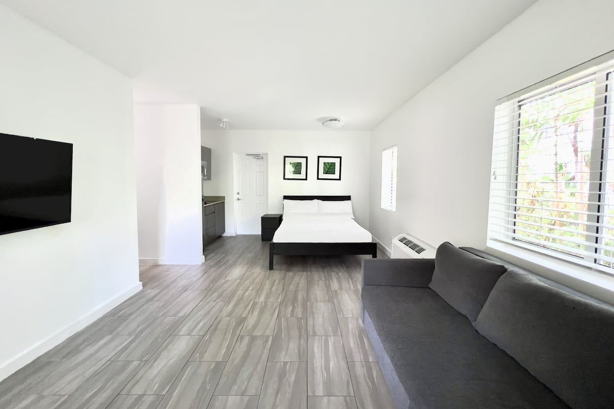 Deluxe Studio, 1 Queen Bed