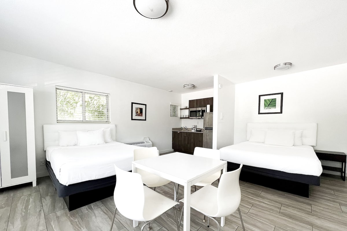 Deluxe Studio, 2 Queen Beds
