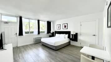 Deluxe-studio, 1 suuri parisänky | Tallelokero huoneessa, yksilöllisesti sisustettu