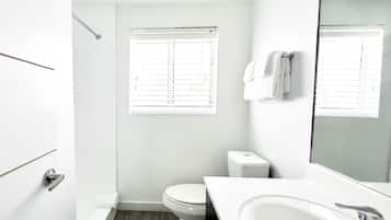 Estúdio, 2 camas Queen | Banheiro | Produtos de toalete grátis, secador de cabelo, toalhas de banho