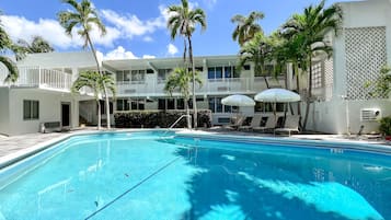 Piscina externa, guarda-sóis, espreguiçadeiras