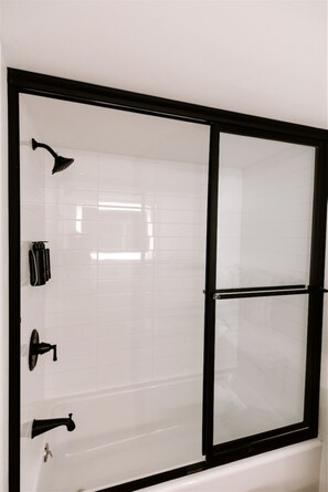 Combined shower/bathtub, designer toiletries, hair dryer, towels - SeaLoft Oceanfront Hotel (Ocean City)