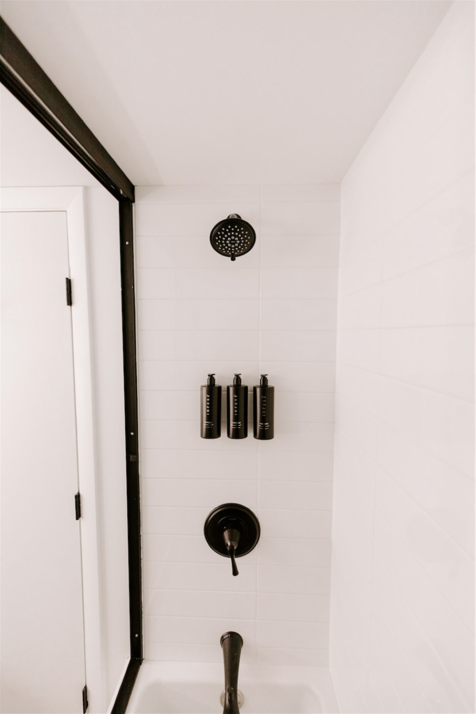Ein Badezimmer mit Dusche, Toilette und Waschbecken.