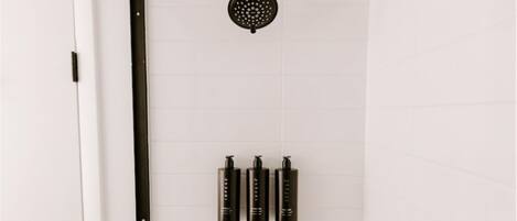 Ein Badezimmer mit Dusche, Toilette und Waschbecken.