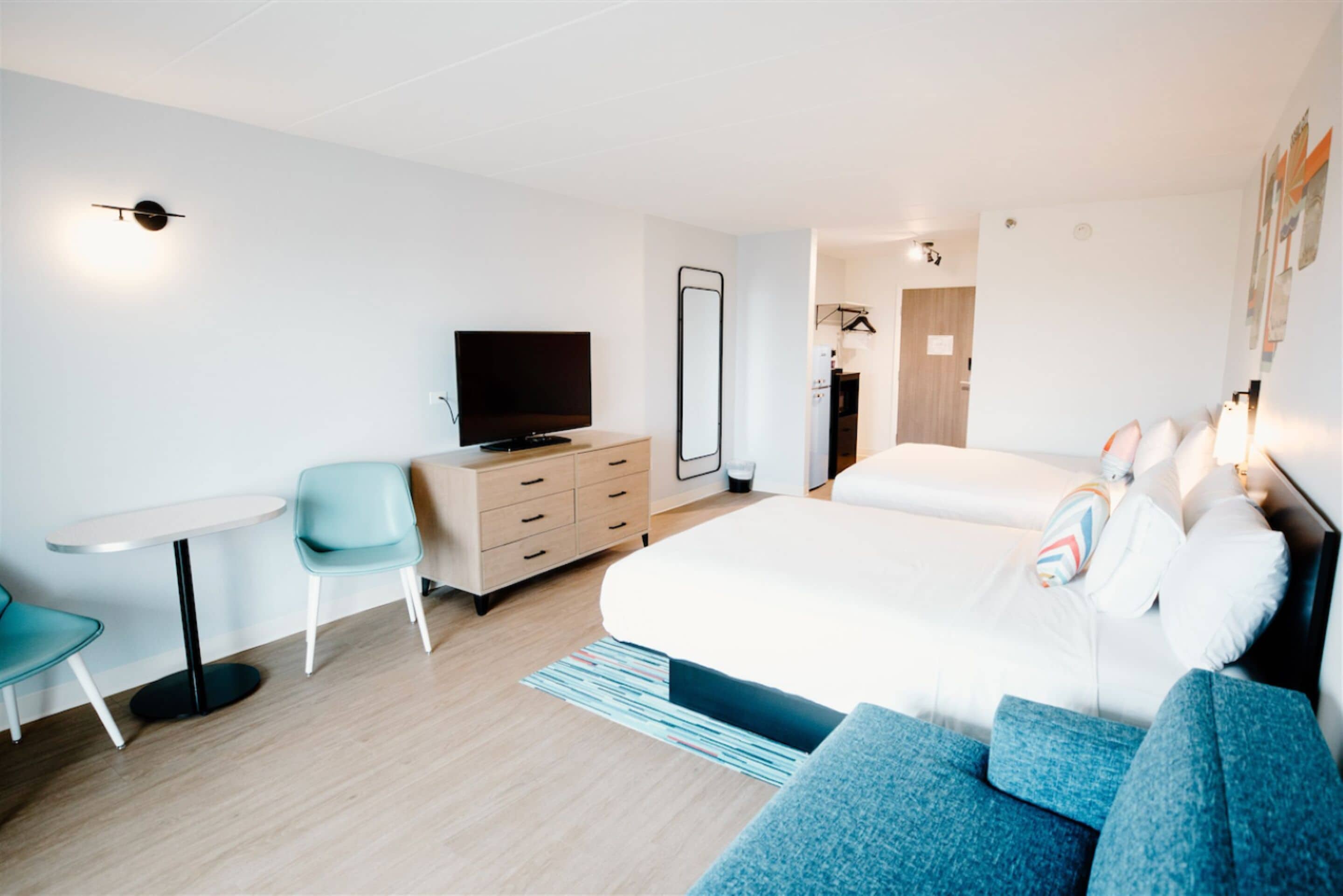 Zimmersafe, laptopgeeigneter Arbeitsplatz, Verdunkelungsvorhänge