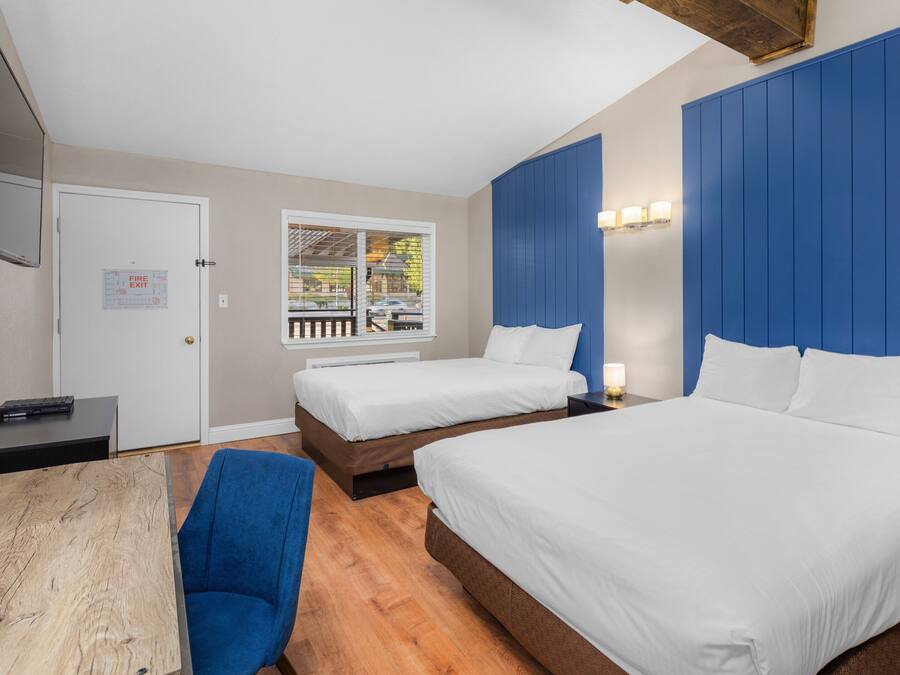Habitación estándar, 2 camas de matrimonio | Edredones de plumas, tabla de planchar con plancha, wifi gratis