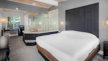 Habitación romántica | 1 dormitorio, edredones de plumas, tabla de planchar con plancha