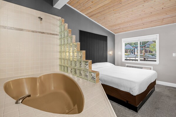 Habitación romántica | Edredón, tabla de planchar con plancha, wifi gratis y ropa de cama 