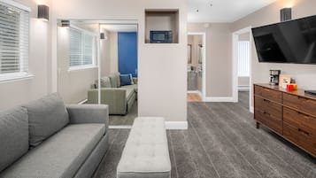 Suite estándar, 1 cama King size y sofá cama | Edredón, tabla de planchar con plancha, wifi gratis y ropa de cama