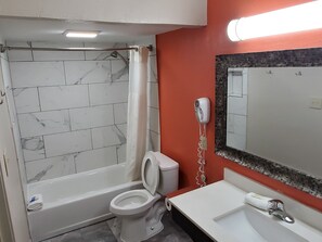Combined shower/bathtub, free toiletries, hair dryer, towels - Executive Inn (Pensacola)