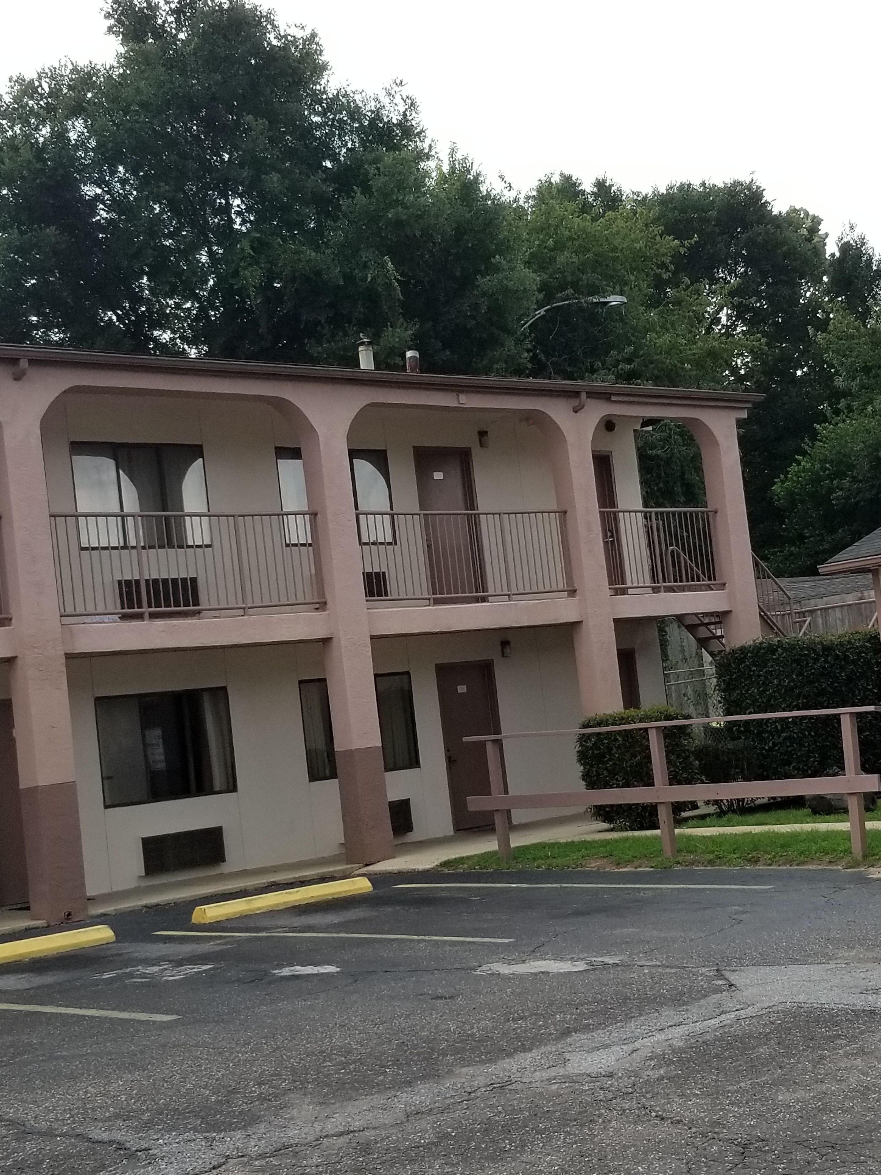 Photo - Executive Inn