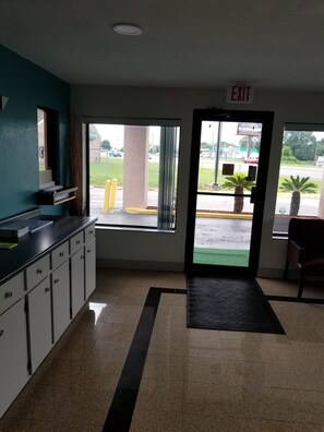 Interior entrance - Executive Inn (Pensacola)